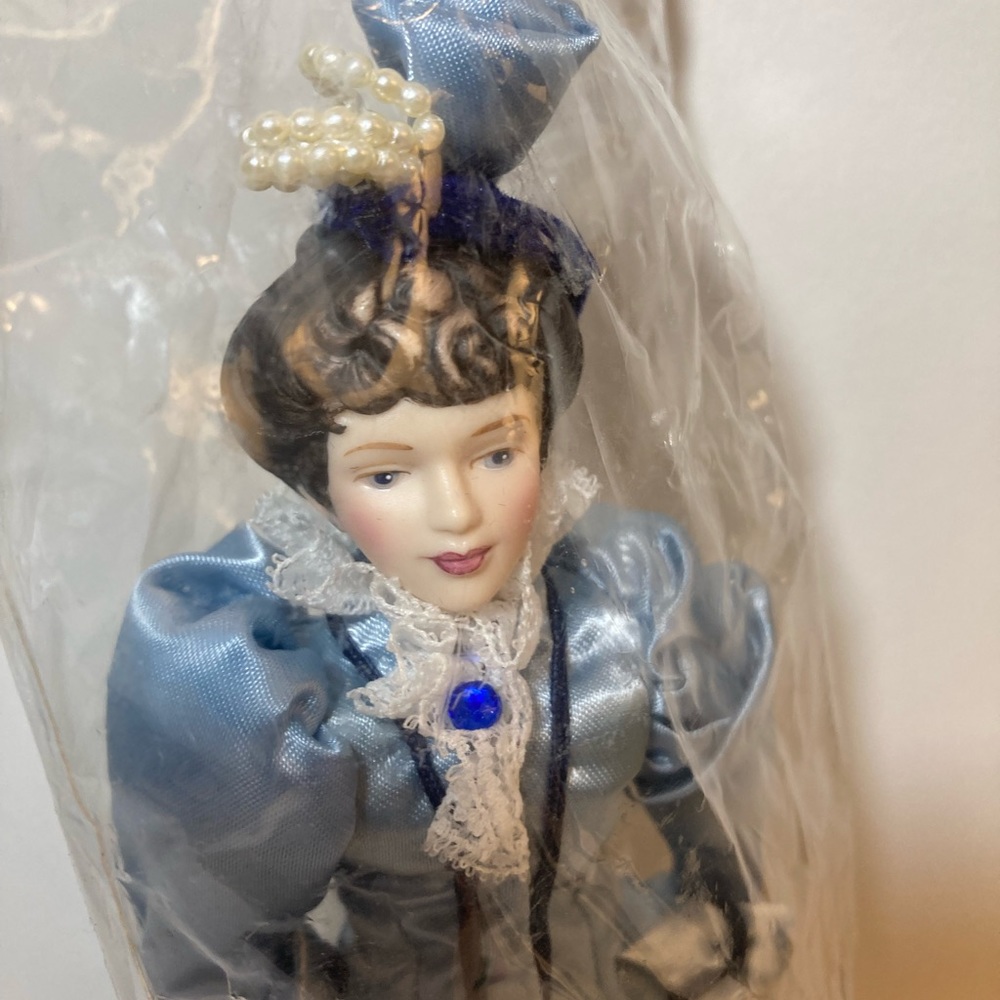 PORCELAIN DOLL - Picture 5 of 5